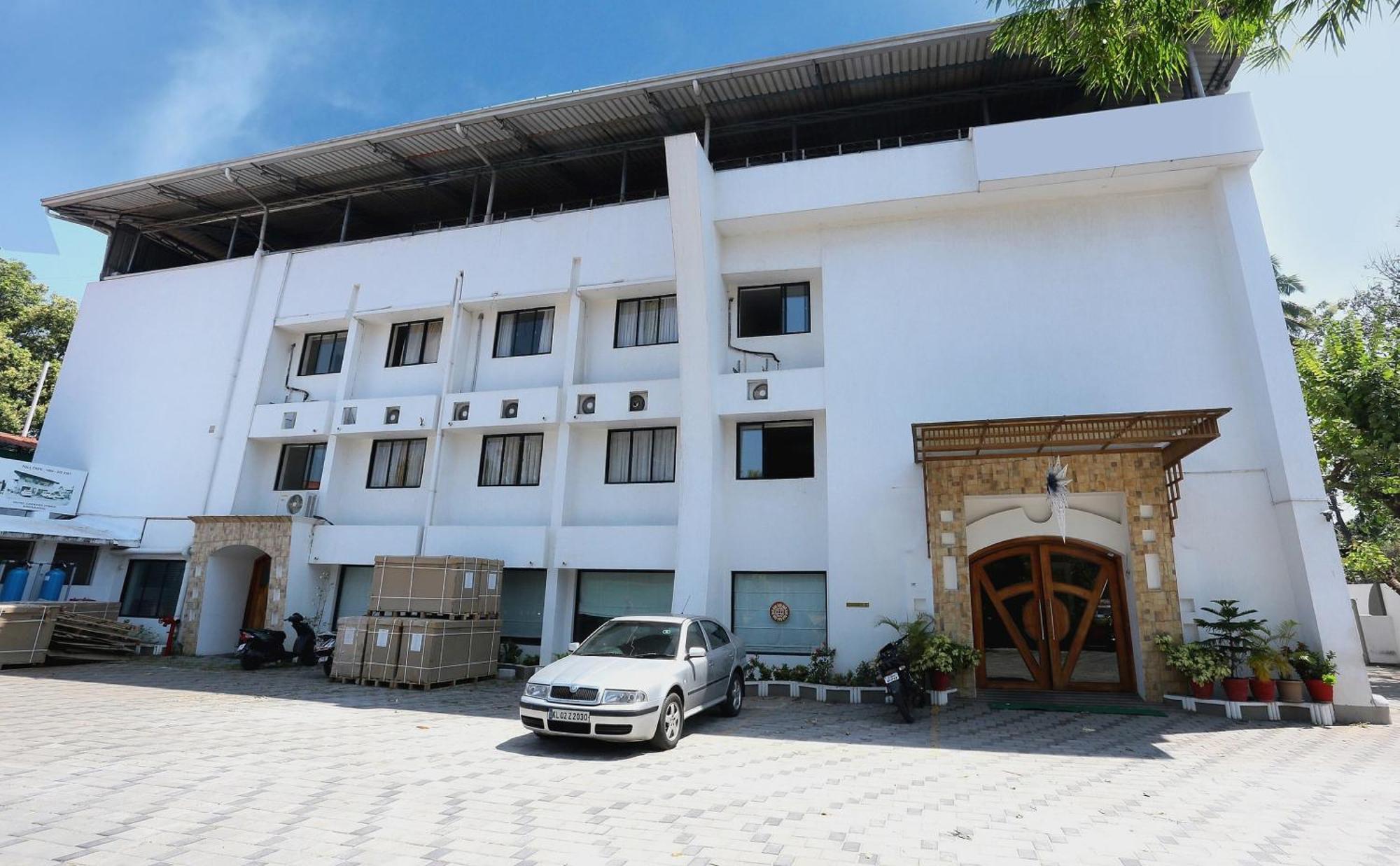 Super Townhouse Dona Castle Hotel Kollam Kültér fotó