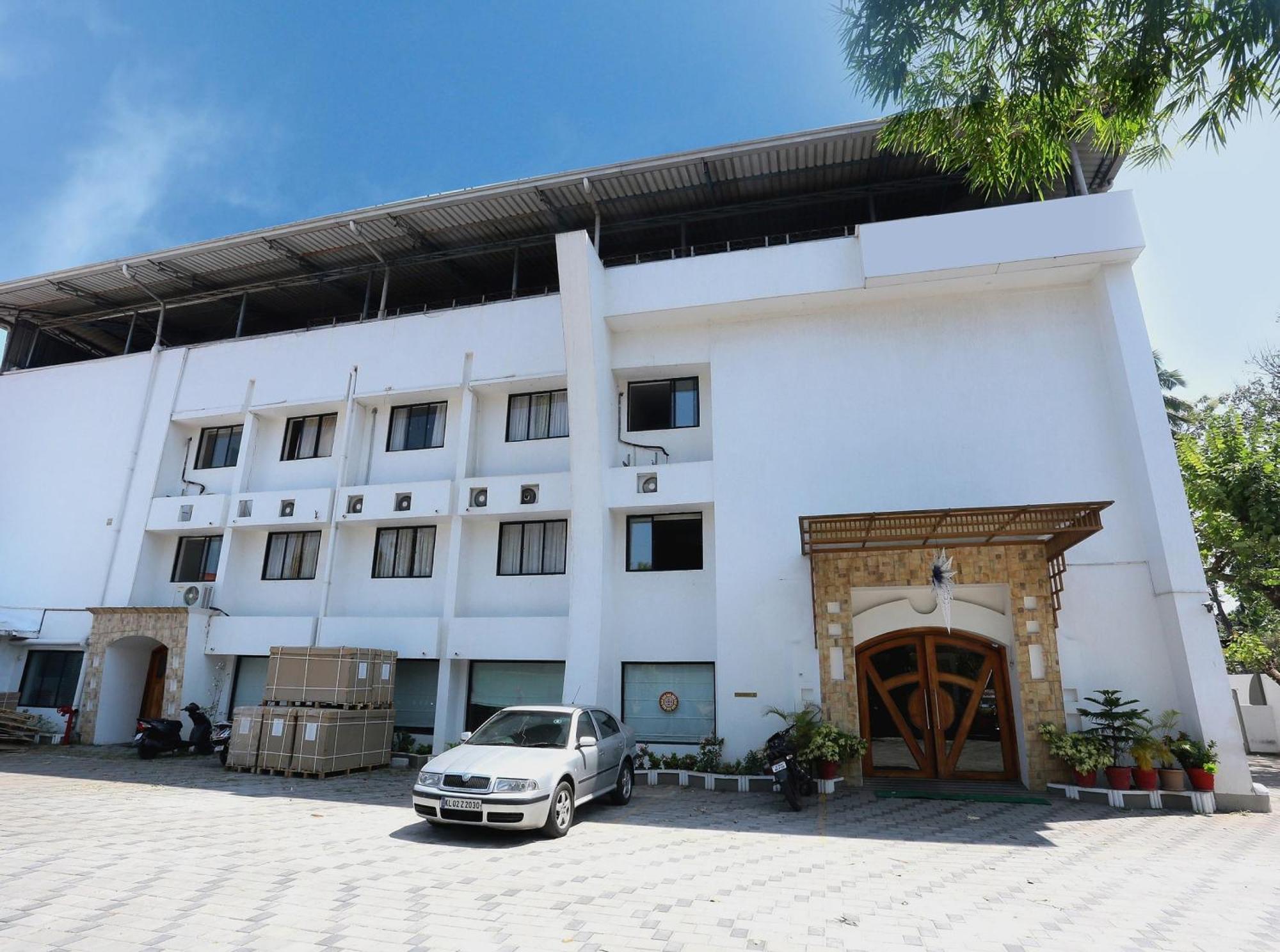 Super Townhouse Dona Castle Hotel Kollam Kültér fotó